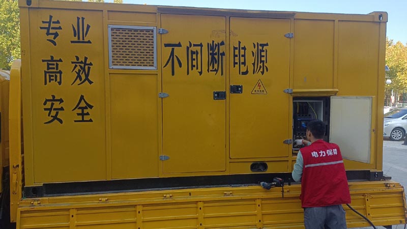 德宏柴油发电机组和UPS电源配合使用时，如何避免切换过程中的电力中断？